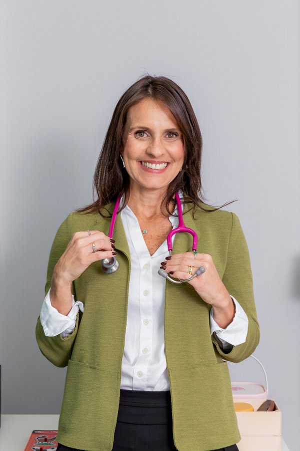 Retrato da Dra. Elisabeth Fernandes, pediatra e reumatologista pediátrica em São Caetano do Sul